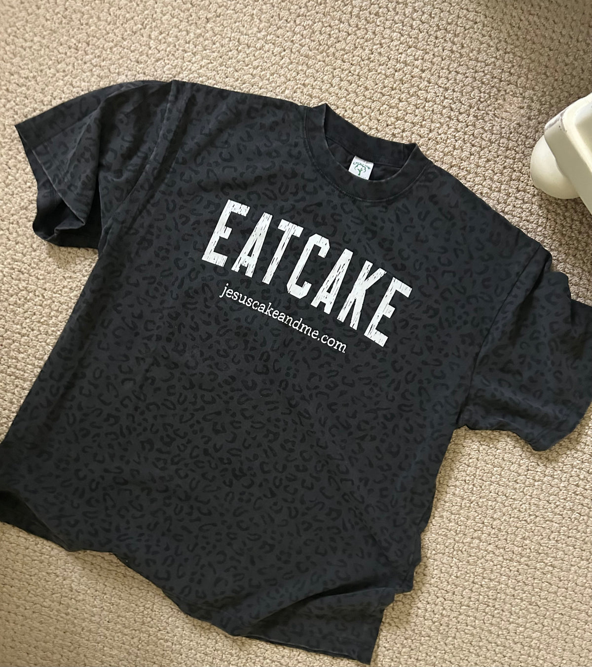Vintage feeling T's :: EAT CAKE