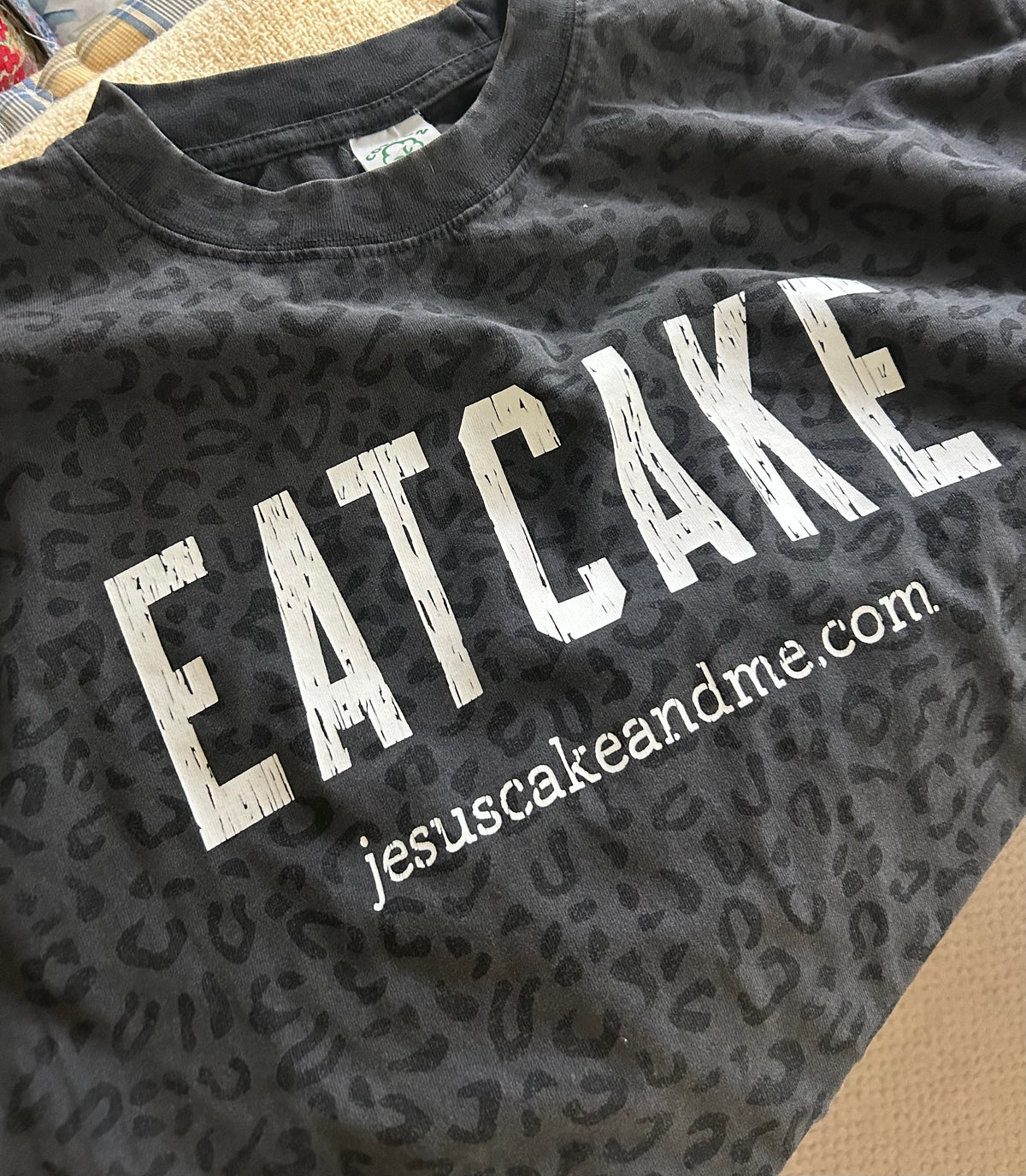 Vintage feeling T's :: EAT CAKE